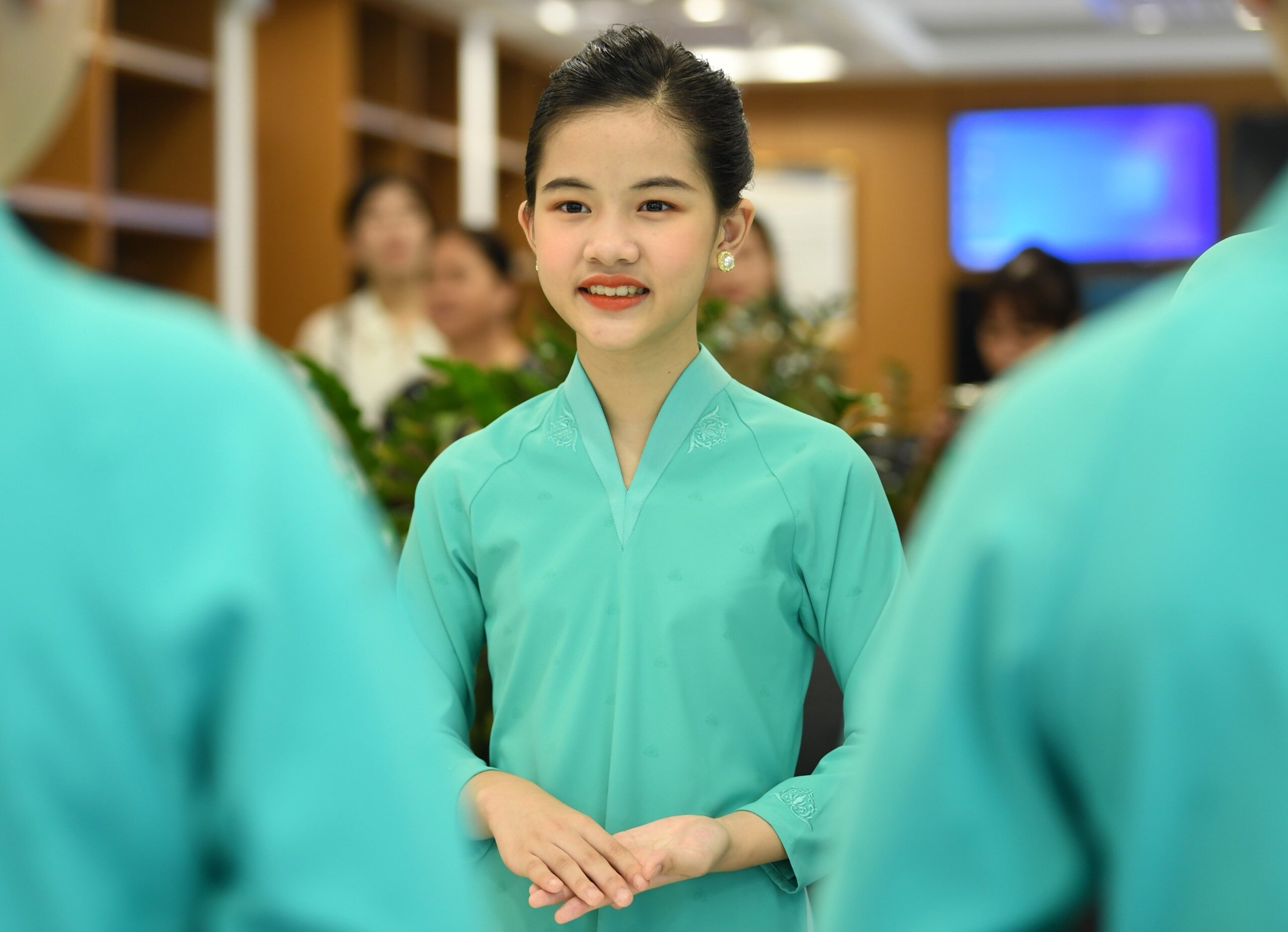 Chuyến bay chào đón sự xuất hiện của phi hành đoàn “nhí” với thành viên là các em nhỏ được tuyển chọn tham gia chương trình “Chuyến bay cho em”.