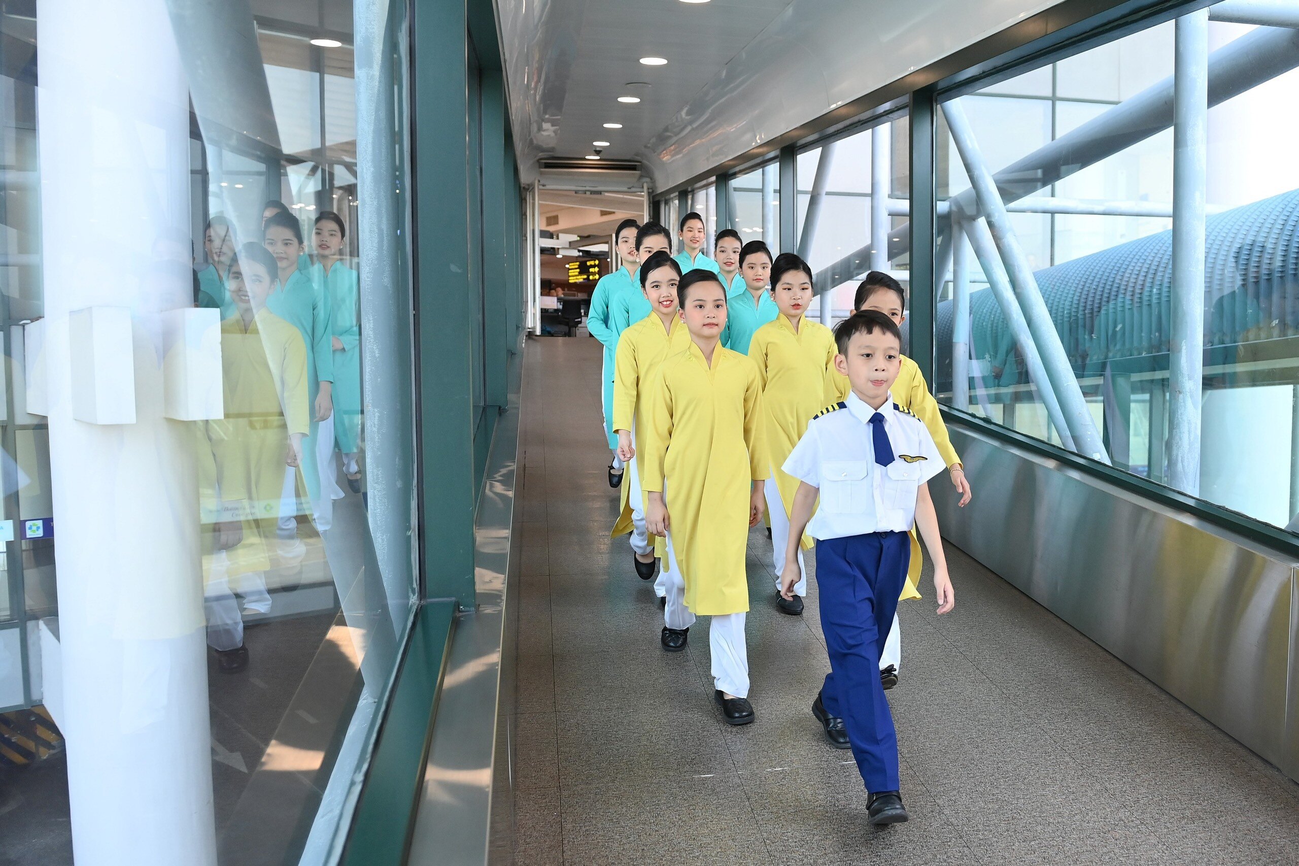 Chào mừng ngày Quốc tế thiếu nhi, Vietnam Airlines tổ chức “Chuyến bay cho em” mang số hiệu VN213 từ Hà Nội đi TP.HCM, với những hoạt động đặc biệt dành cho các hành khách nhỏ tuổi trên chuyến bay.