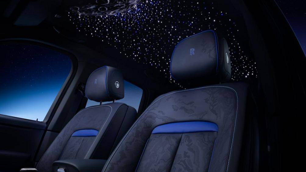 Rolls-Royce đã đưa tính năng trần sao Starlight lên một tầm cao mới với chi tiết hình thêu mặt trăng đầy phức tạp bao quanh bởi các ngôi sao