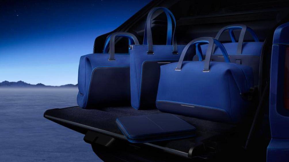 Để đồng hành cùng người lái và hành khách trong những chuyến phiêu lưu của họ, một bộ hành lý độc đáo đã được thiết kế riêng