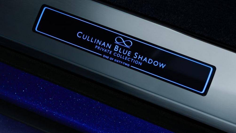 Trần sao Starlight Headliner chứa tổng cộng 1.183 'ngôi sao' – bao gồm 799 ngôi sao màu trắng và 384 ngôi sao màu xanh lam