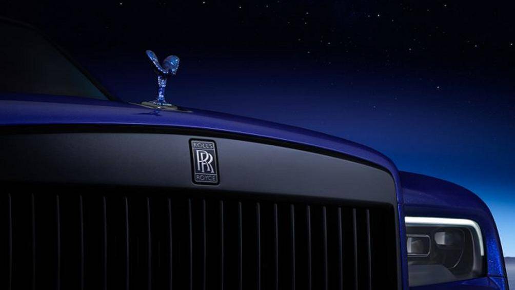 Bên cạnh các vật liệu sử dụng trong tàu vũ trụ, xe được hoàn thiện bởi một lớp sơn mài mỏng màu xanh lam ánh ngọc trai