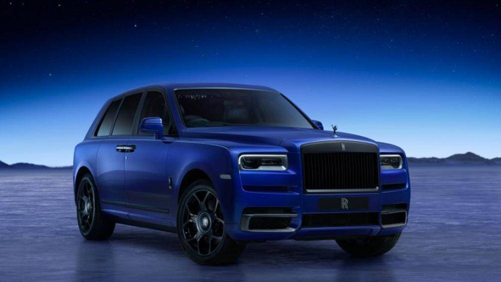 Hoa văn đục lỗ trên bộ ghế tiếp tục được mở rộng đến lưng bàn ăn picnic với lớp hoàn thiện bằng veneer màu đen piano