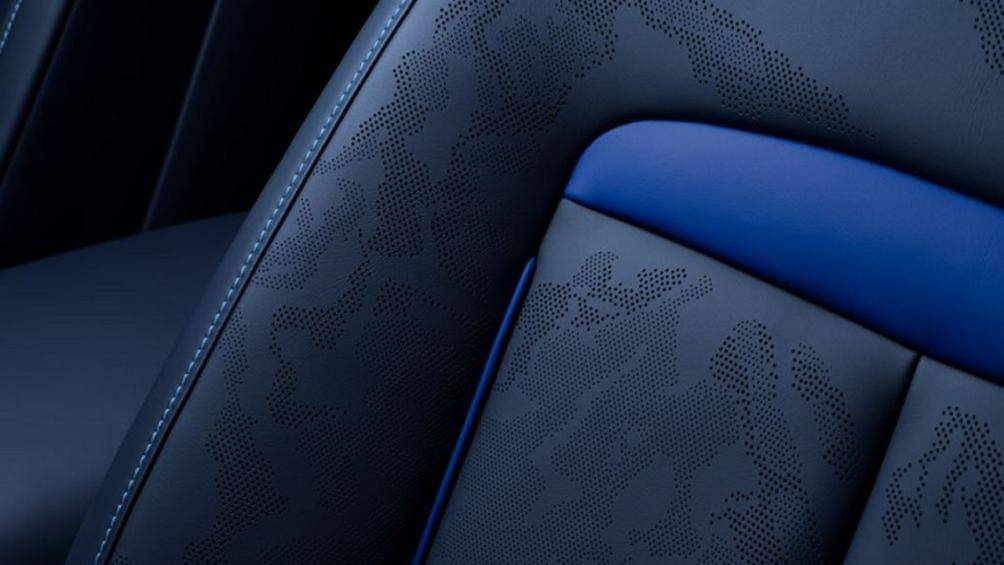 Hai hàng ghế trước và sau được trưng bày tác phẩm nghệ thuật đục lỗ độc đáo lấy cảm hứng từ hình ảnh trái đất khi nhìn từ không gian