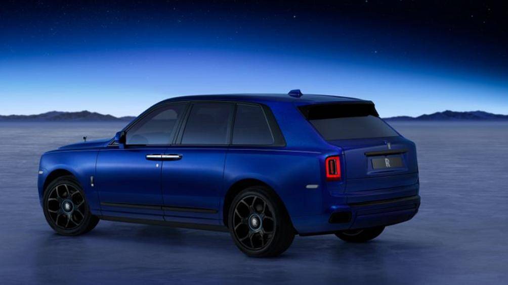 Màu sơn ngoại thất Bespoke mới có tên gọi 'Stardust Blue', tái hiện lại sắc xanh đậm của các tầng trên của bầu khí quyển