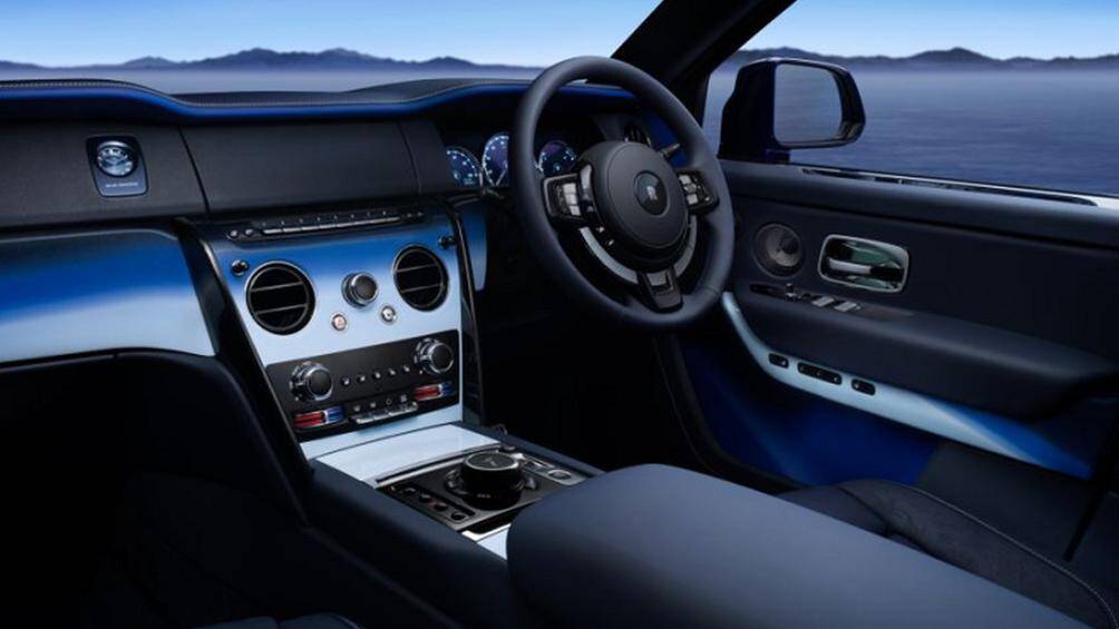 Quá trình chuyển đổi từ sắc xanh sang bóng tối đen như mực của không gian được ghi lại trên bảng táp-lô và tấm ốp cửa