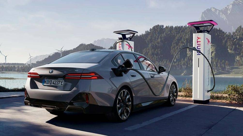 Đầu tiên là i5 eDrive40 với trang bị mô-tơ điện ở cầu sau, có công suất tối đa đạt 250 kW/340 mã lực và mô-men xoắn cực đại 430 Nm