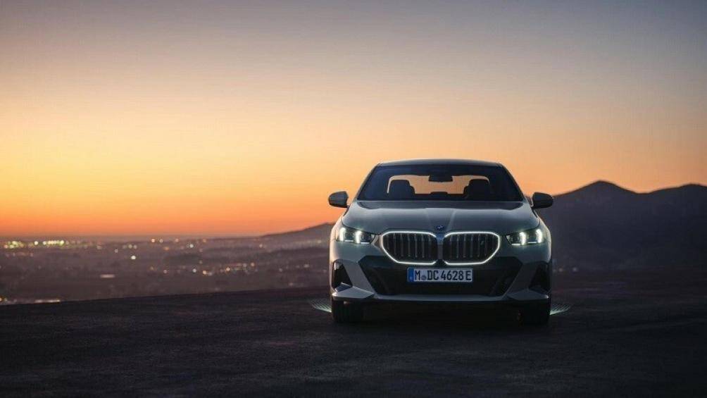 Lưới tản nhiệt có thể được lắp thêm hệ thống chiếu sáng đường viền mang tên BMW Iconic Glow