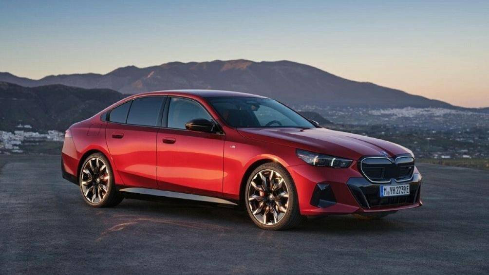 Khu vực cản trước của BMW 5-Series 2024 mở rộng với những khe gió đặt dọc dùng màu đen bóng khoẻ khoắn kết hợp với hốc gió 2 bên