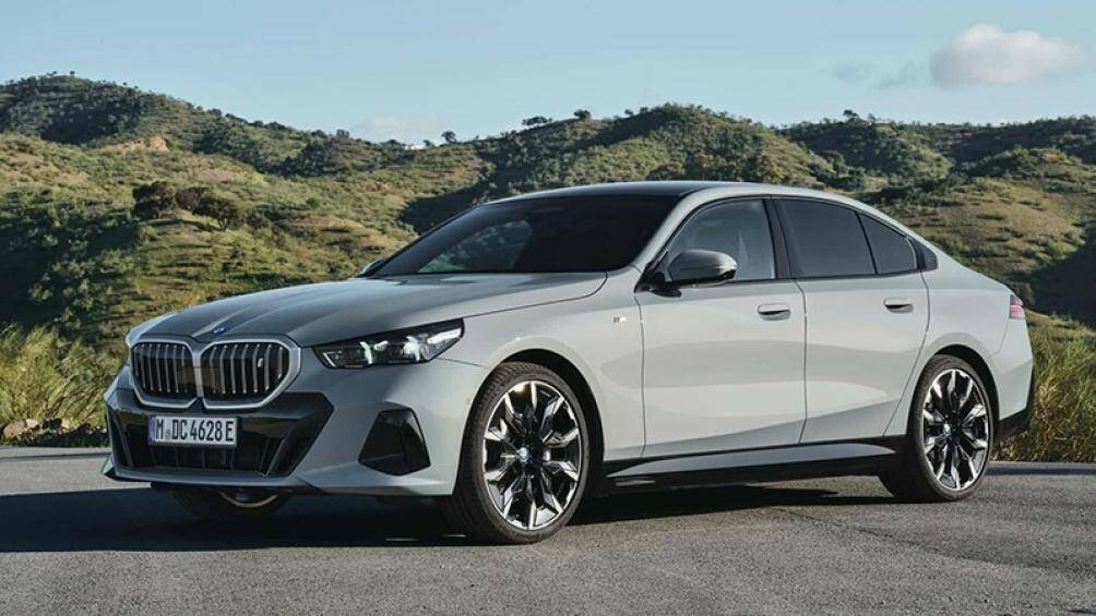 Ở mặt trước là đèn pha đôi cùng lưới tản nhiệt hình quả thận đặc trưng của BMW nhưng được tạo hình hiện đại hơn