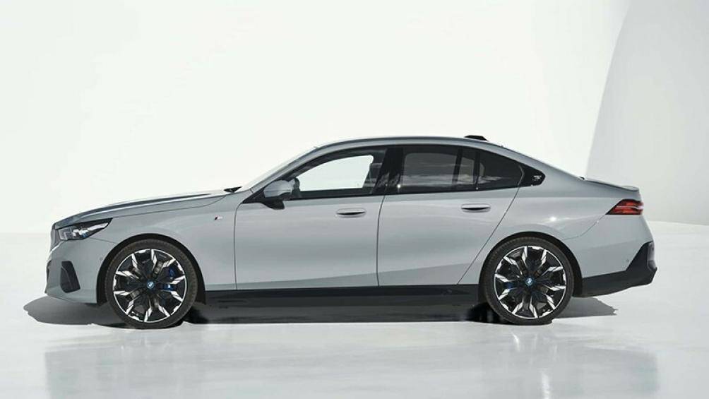 Tuỳ phiên bản, BMW 5-Series 2024 được trang bị bộ la-zăng có tạo hình khác nhau với kích thước từ 19-21 inch