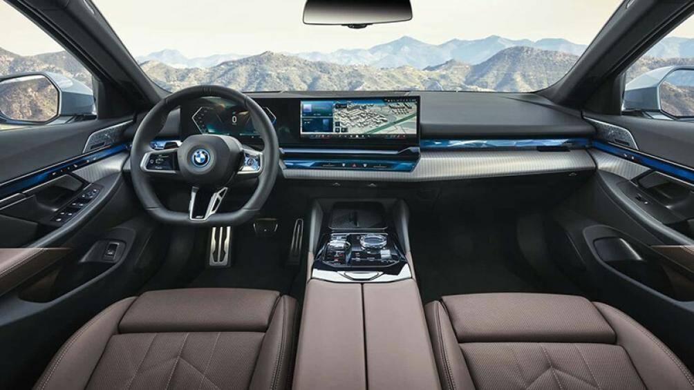 Hệ thống màn hình cong kết hợp giữa màn hình 12,3 inch cùng màn hình thông tin 14,9 inch ở trung tâm táp-lô