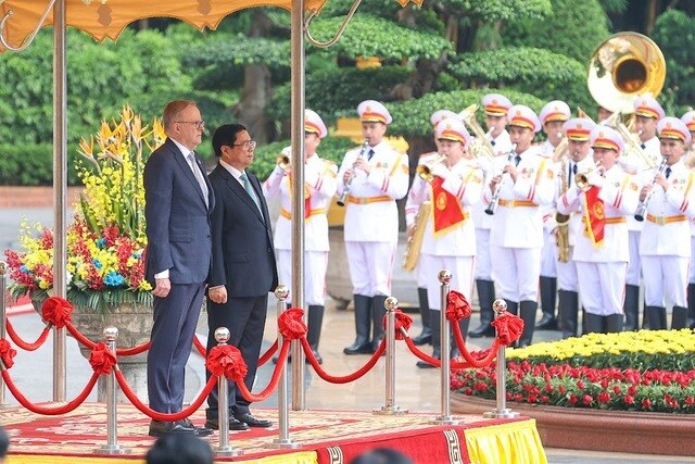 Thủ tướng Phạm Minh Chính và Thủ tướng Australia Anthony Albanese bước lên bục danh dự  (Ảnh: VGP/Nhật Bắc)
