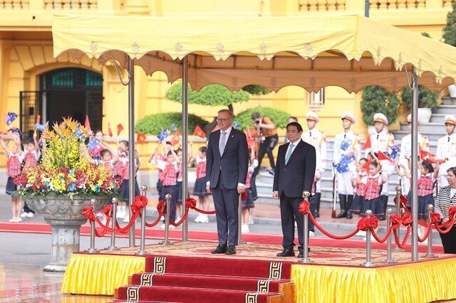 Trong không khí trang nghiêm, hai nhà lãnh đạo chào Quốc kỳ hai nước. (Ảnh: VGP/Nhật Bắc)