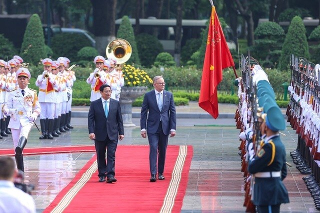 Thủ tướng Phạm Minh Chính và Thủ tướng Australia Anthony Albanese duyệt Đội Danh dự QĐND Việt Nam.  (Ảnh: VGP/Nhật Bắc)