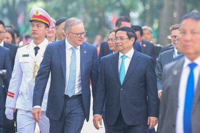 Kết thúc lễ đón, hai Thủ tướng di chuyển tới Trụ sở Chính phủ để tiến hành hội đàm. (Ảnh: VGP/Nhật Bắc)