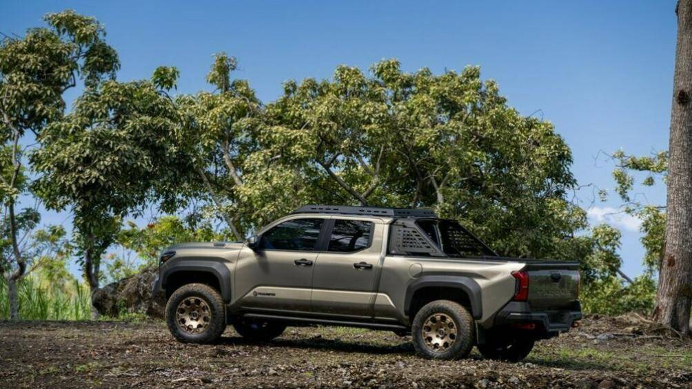 Thùng sau của xe được tích hợp thêm máy bơm điện, giúp người dùng bơm lốp sau khi xì bớt hơi để chạy đường mòn dễ dàng hơn