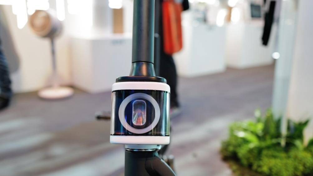 Ở gần với phuộc xe là đèn LED '360 độ' để chiếu sáng khi đi trong điều kiện trời tối