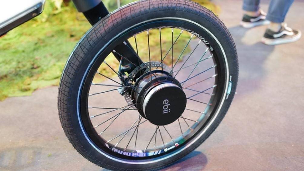 Lốp xe được hãng sử dụng là dạng đặc, không bơm hơi nên sẽ không bị thủng. Bộ chuyển động sử dụng dây curoa chứ không phải dây xích thông thường
