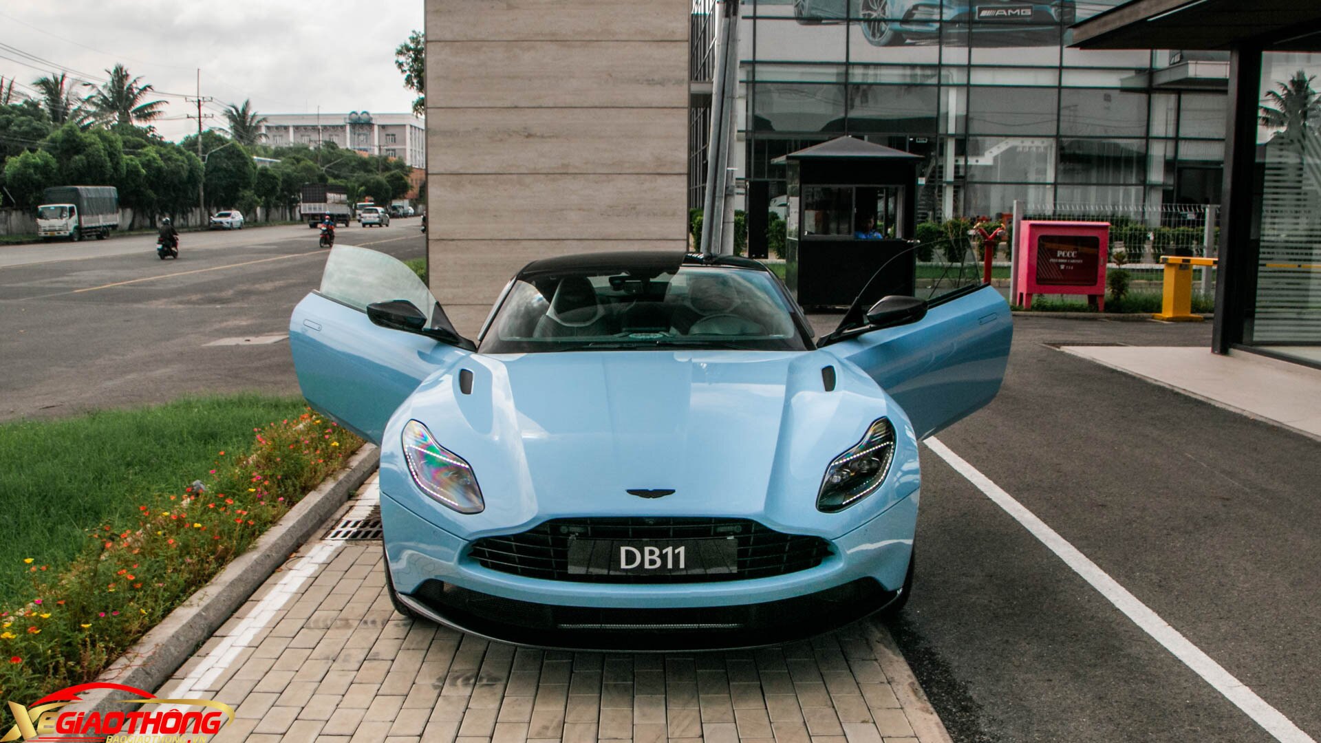 Mới đây, một chiếc Aston Martin DB11 V8 màu xanh da trời hiếm gặp vừa xuất hiện tại TP.HCM theo diện nhập khẩu chính hãng