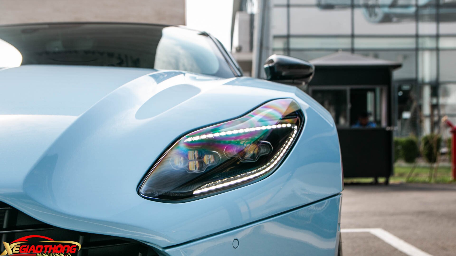 Đèn pha LED kèm định vị ban ngày tạo hình cách điệu từ mí mắt