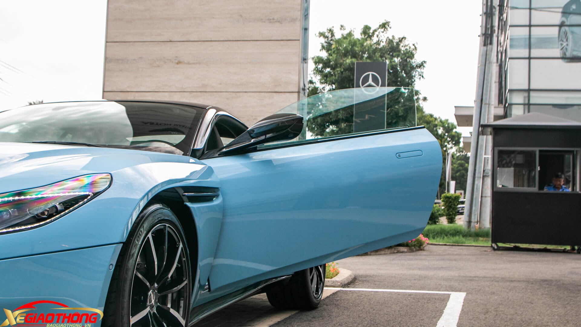 Cửa Swan Wing (cánh thiên nga) là một trong những đặc điểm khác biệt của DB11. Các cửa mở hướng lên trên một góc khoảng 12 độ, tạo ra kiểu dáng giống thiên nga