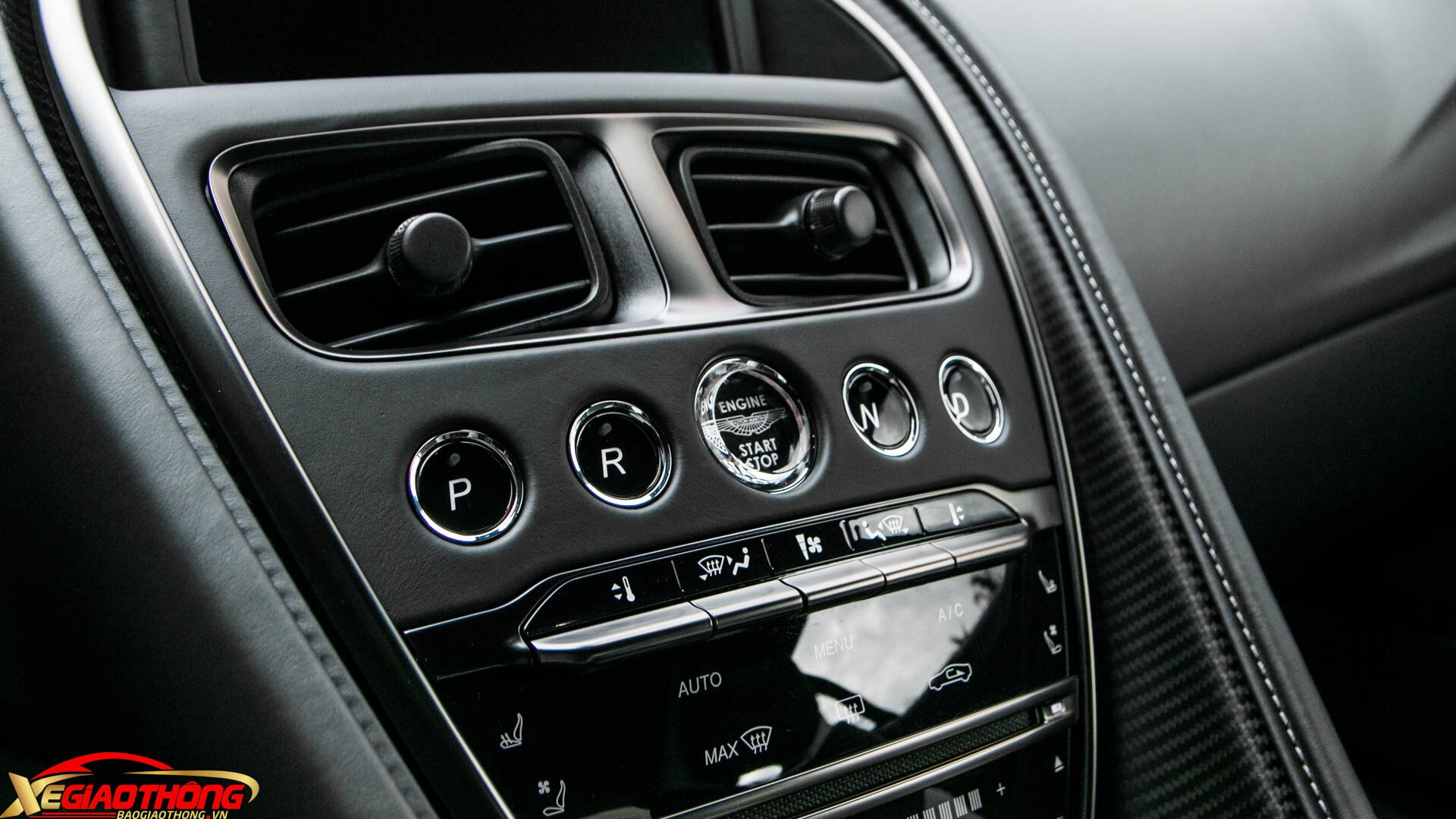 Ngoài nút bấm khởi động, chuyển số và chỉnh ghế, nhiều tính năng khác trên xe được điều khiển bằng cảm ứng. Màn hình thông tin giải trí có kích thước 8 inch đặt ở vị trí trung tâm