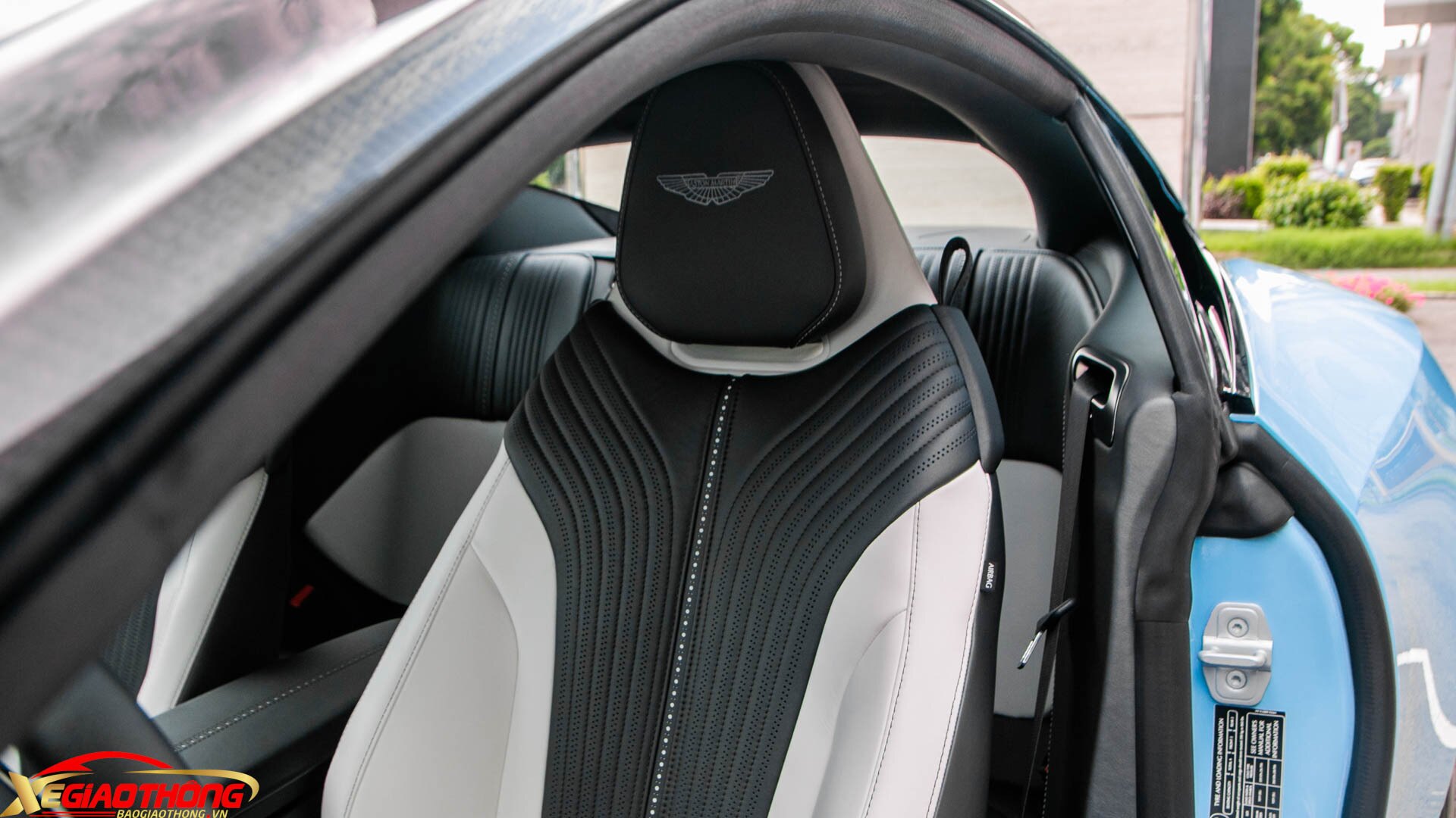 Không chỉ đặc biệt ở ngoại thất, nội thất chiếc Aston Martin DB11 này cũng ấn tượng với sự kết hợp 2 tông màu Xám "Q Titanium Grey" và trắng "Q Glacier White"