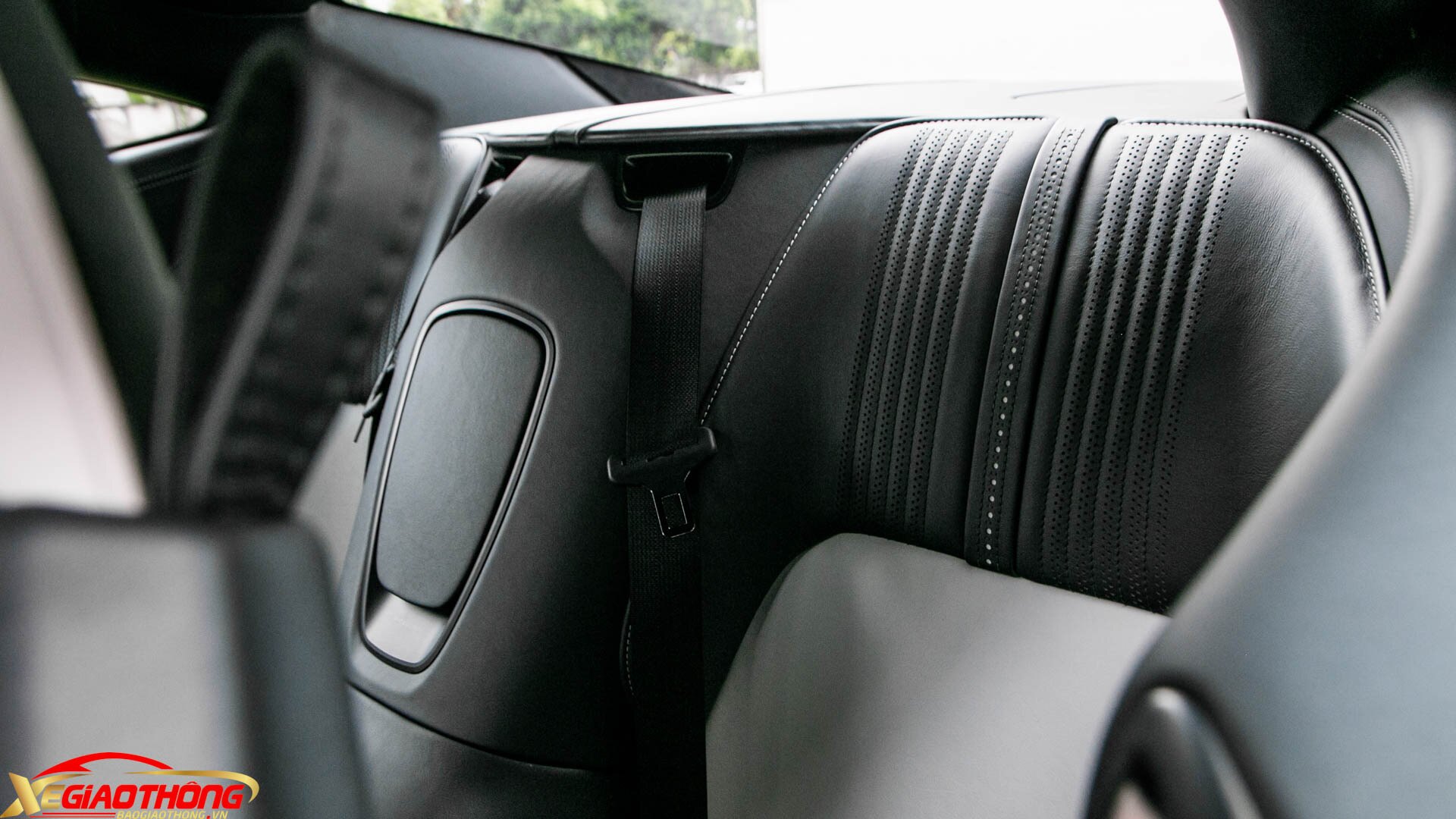 Xe có 2 ghế trước rộng rãi, trong khi hàng ghế sau chỉ ở mức đủ dùng, phù hợp hơn với trẻ em