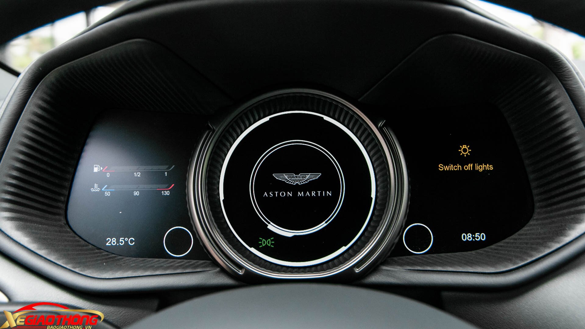 Màn hình TFT LCD 12 inch tách biệt thành 3 đồng hồ riêng biệt phía sau vô lăng được thiết kế gọn gàng. Xe có 3 chế độ lái gồm GT, Sport và Sport Plus