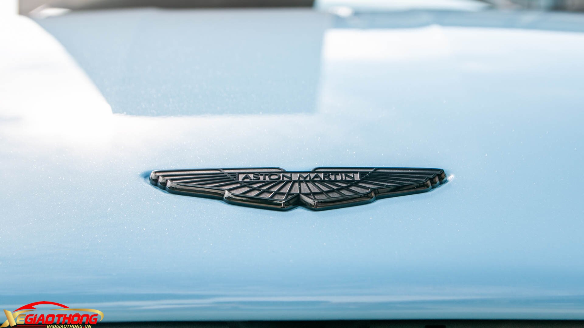 Theo ghi nhận, đây là chiếc Aston Martin duy nhất tại Việt Nam mang trên mình màu áo Q Frosted Glass Blue do bộ phận Q của Aston Martin thực hiện. Tùy chọn màu sơn này có giá hơn 700 triệu đồng
