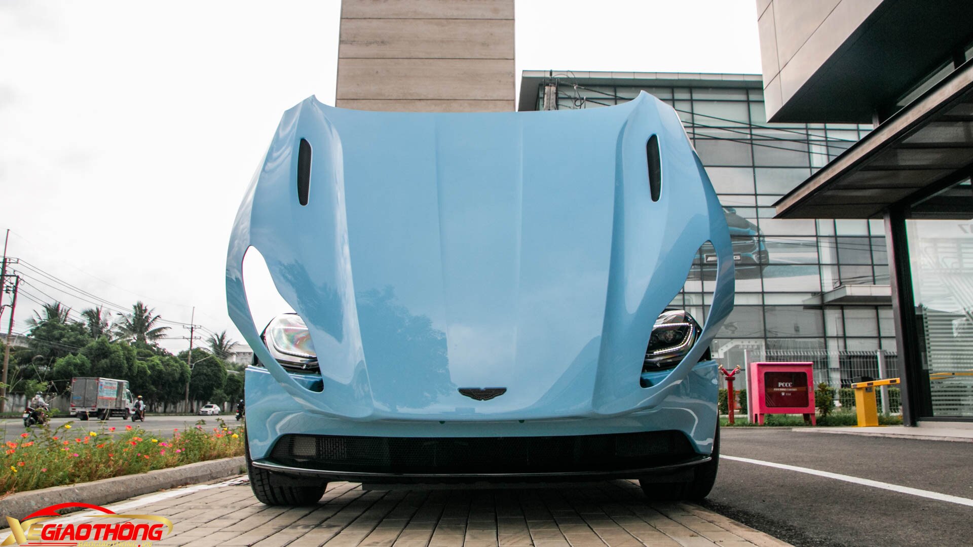 Nắp capo của DB11 được chế tác từ một tấm hợp kim nhôm liền khối và mở ngược so với kết cấu truyền thống, trong khi phần thân gồm nhiều vị trí cắt xẻ đầy nét cơ bắp, đồng thời giúp tăng tính khí động học của chiếc xe