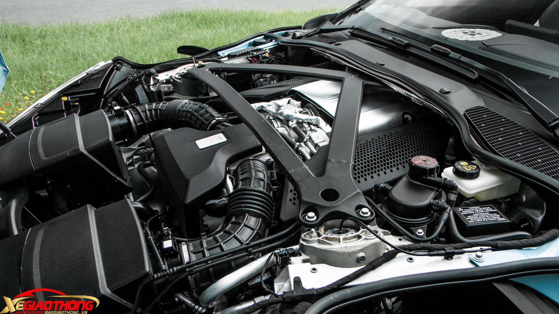 Aston Martin DB11 V8 vẫn sử dụng động cơ V8 4.0L nhưng công suất lên tới 528 mã lực, tăng 25 mã lực so với bản tiêu chuẩn, đi kèm hộp số tự động 8 cấp ZF. Vận tốc tối đa cũng được nâng từ 300km/h lên 309km/h