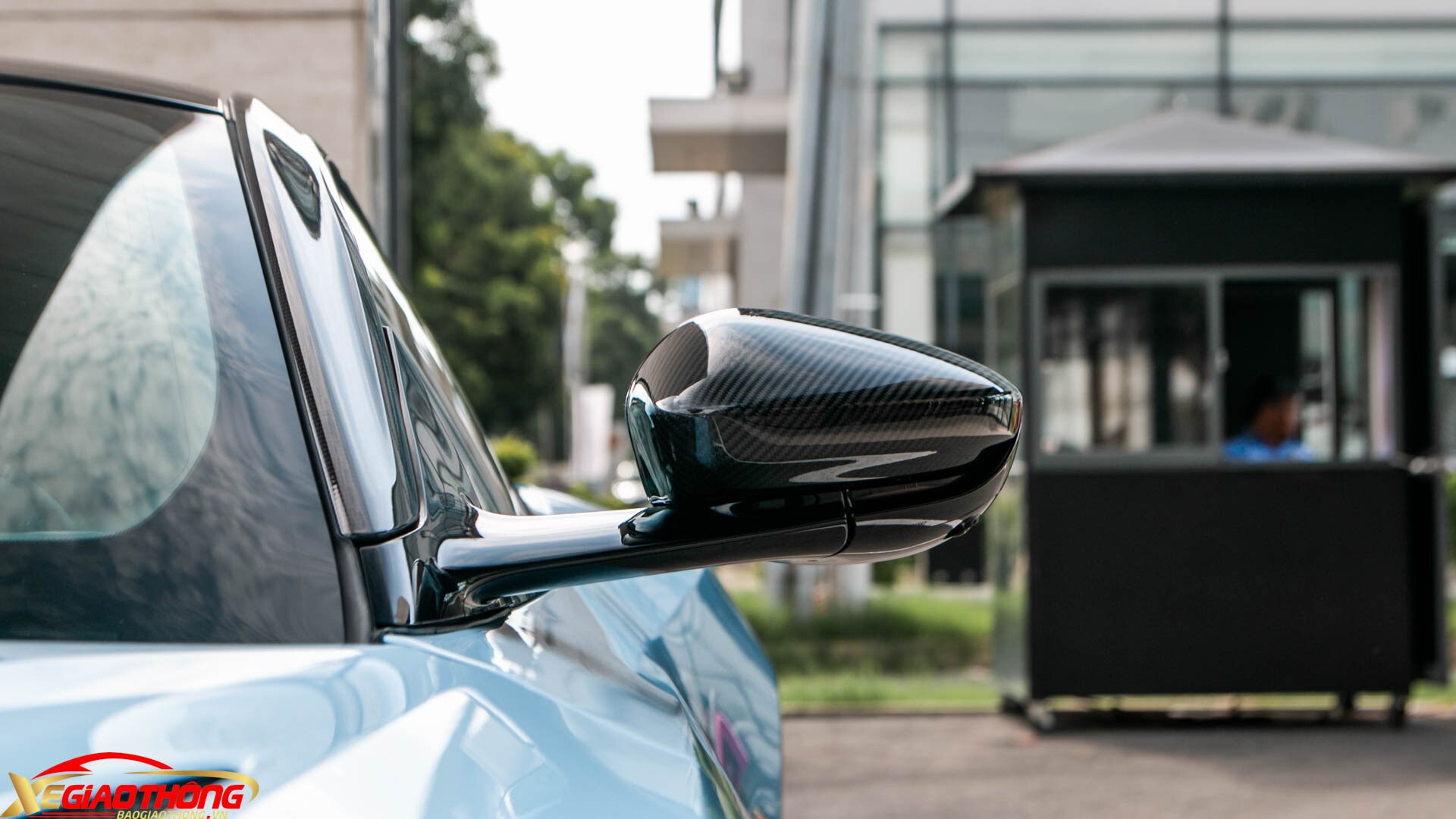 Gương chiếu hậu được làm từ sợi carbon