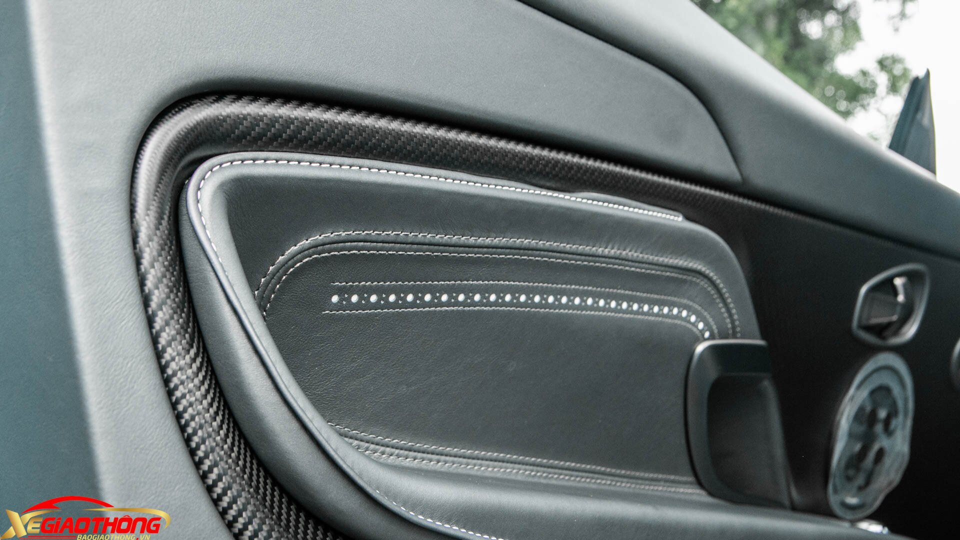 Toàn bộ nội thất xe được bọc da cao cấp kết hợp cùng nhiều vật liệu xa xỉ như da semi-aniline của tập đoàn Bridge of Weir nổi tiếng có hơn 100 năm lịch sử