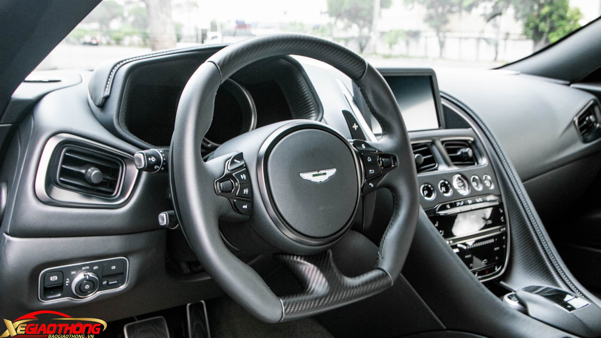 Vô-lăng thể thao đa chức năng và lẫy chuyển số đều đi cùng với tùy chọn carbon nhám. Trên mặt táp-lô có hệ thống loa nổi thông minh, tự động nhô lên khi xe khởi động