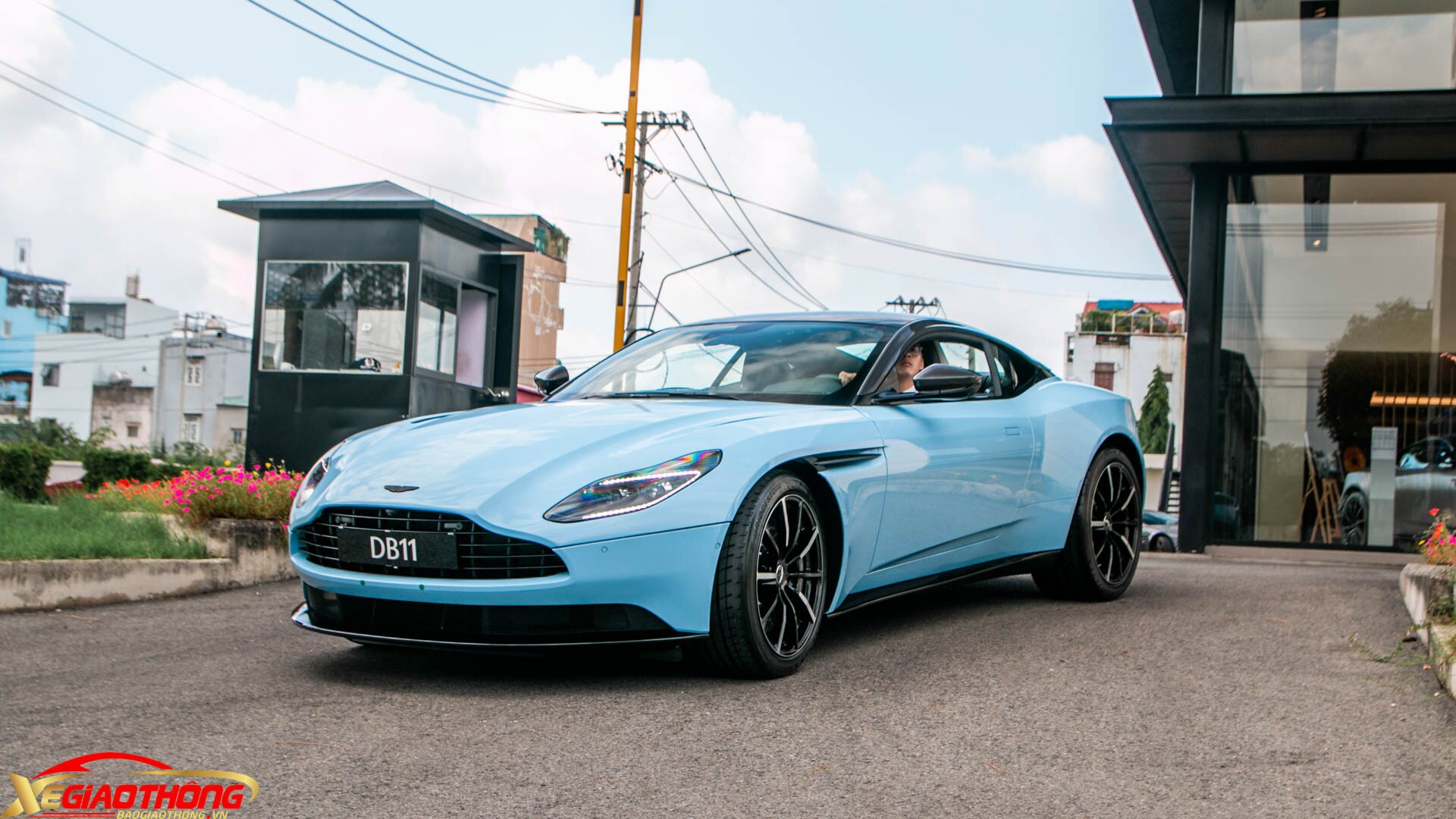 DB11 V8 vẫn duy trì các tỷ lệ tuyệt đẹp từ đầu tới đuôi, nhất là phần hông rộng gợi cảm và nắp ca-pô dài đặc trưng của một chiếc xe grand tourer cổ điển