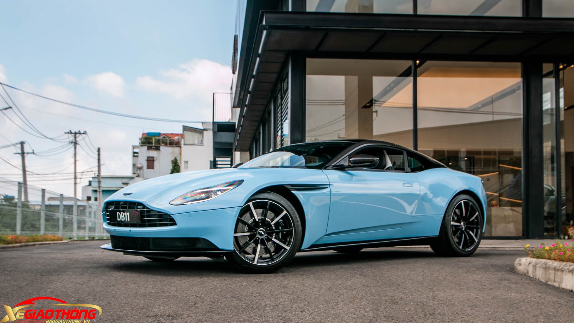 Có thể nói, Q là bộ phận chuyên phục vụ giới nhà giàu của Aston Martin. Q cũng là cái nôi cho ra đời những chiếc xe dùng trong chuỗi phim về điệp viên 007 như Dr. No, Goldeneye hay Casino Royale