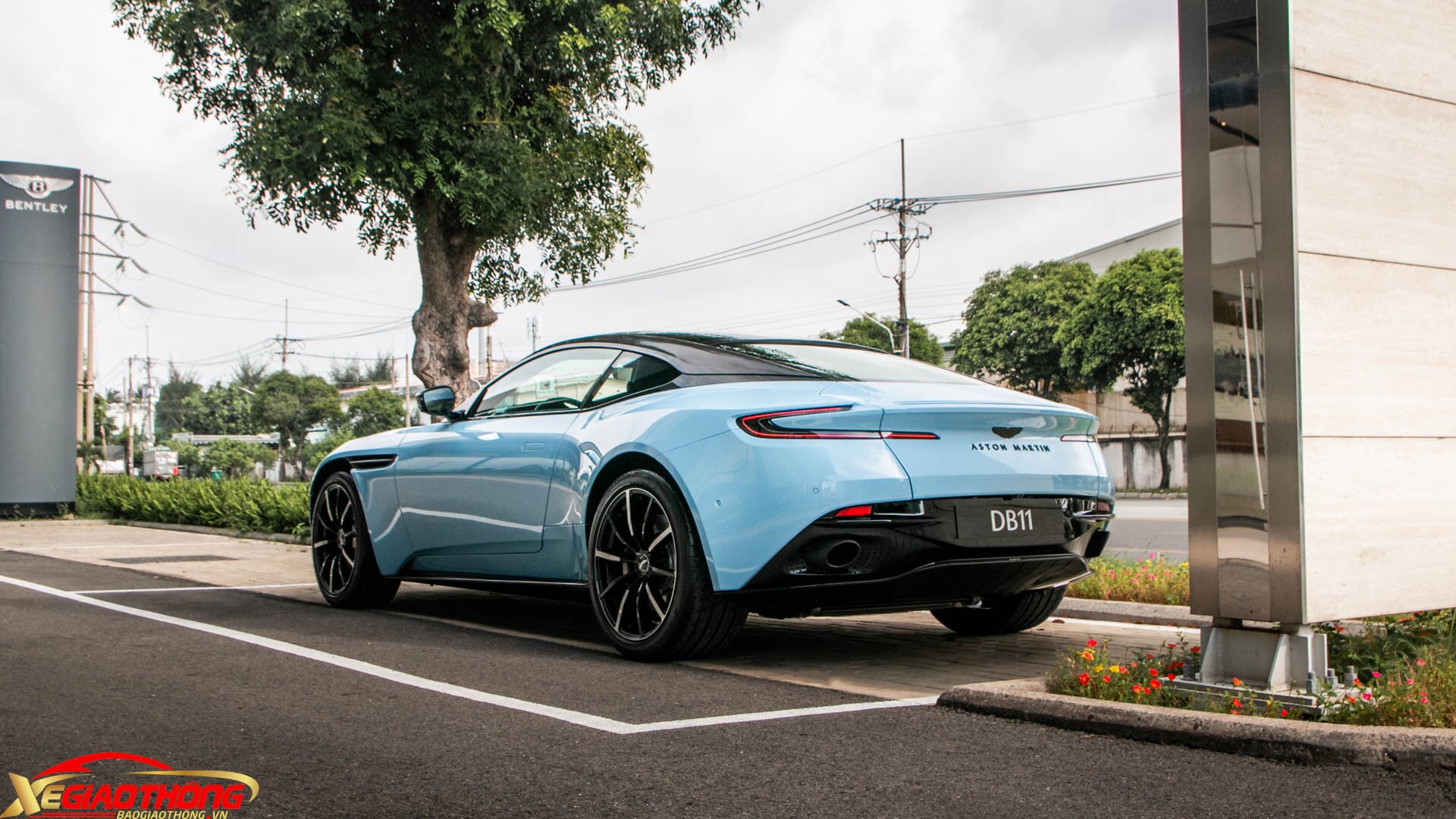 Ở phía sau, DB11 V8 tiếp tục gây ấn tượng với cụm đèn hậu LED hình chữ C cách điệu và đi kèm tùy chọn đèn hậu màu khói mờ, xe có cản va sau và bộ khuếch tán thiết kế đơn giản, không cầu kỳ như các siêu xe hầm hố khác