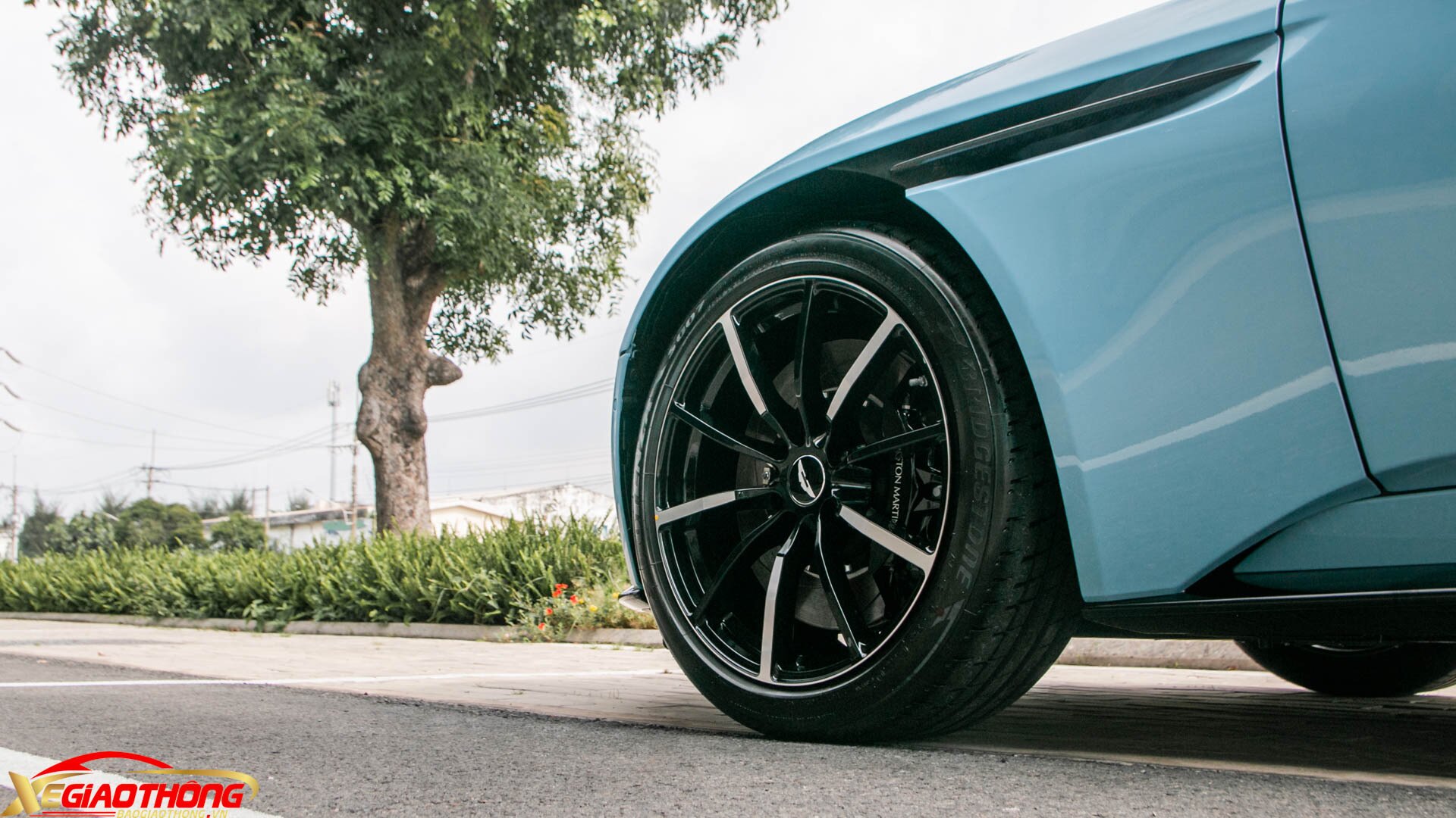 Bộ mâm đa chấu 20 inch được sơn 2 tông màu tương phản cùng logo. Cùm phanh màu đen bóng “Gloss Black” cùng dòng chữ Aston Martin còn là điểm nhấn ở ngoại thất chiếc DB11 vừa cập bến Việt Nam