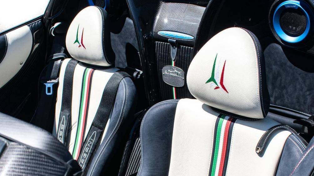 Khoang nội thất cũng có nhiều chi tiết được làm tông màu xanh mờ như bảng điều khiển và đồng hồ taplo, vô lăng