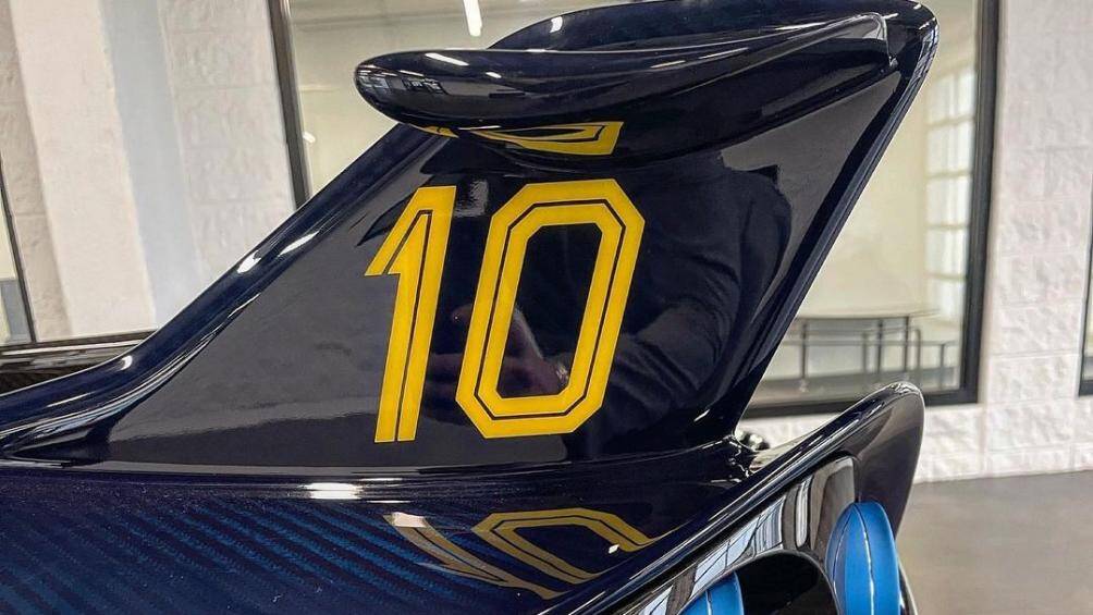 Pagani Huayra Tricolore sử dụng động cơ V12 twin-turbo 6.0L do Mercedes-AMG lắp ráp thủ công, công suất 840 mã lực và mô-men xoắn 1.100 Nm