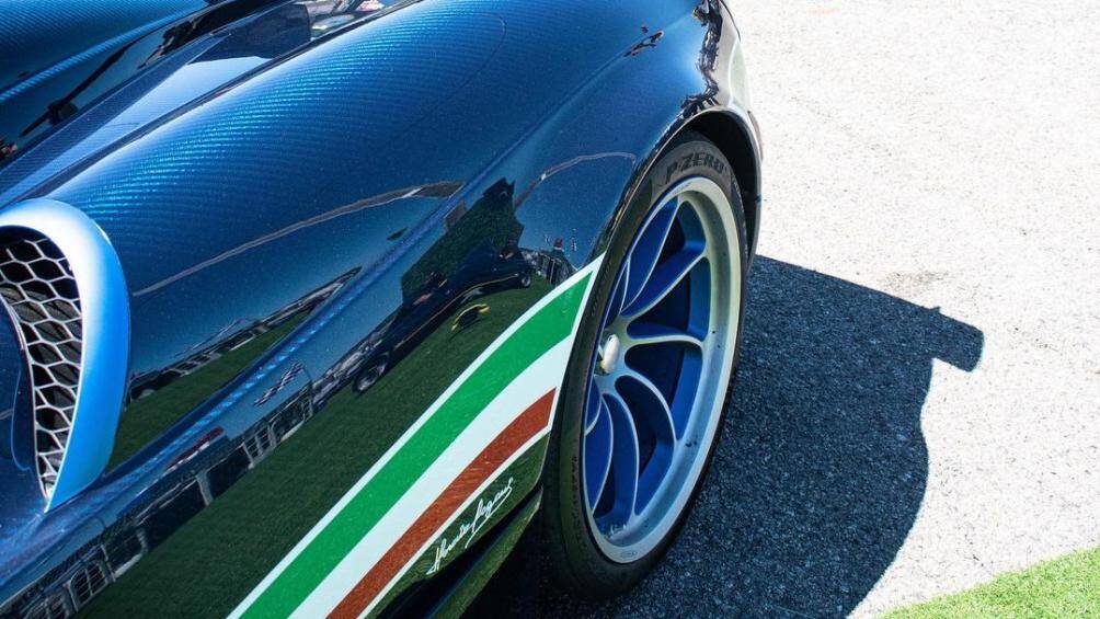 Ngoại thất của Huayra Tricolore sở hữu tông màu xanh đặc trưng Blu Tricolore. Đèn pha, đèn hậu, bộ mâm đều được sơn tông màu xanh mờ