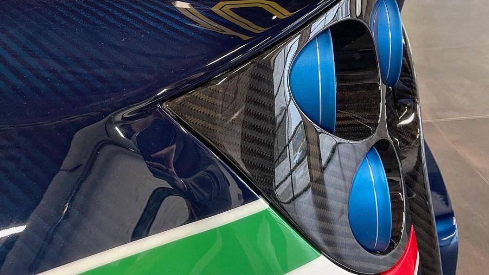 Điểm nhấn của Huayra Tricolore là các chi tiết lấy cảm hứng từ đội bay Frecce Tricolori với cách phối màu trắng - xanh - đỏ