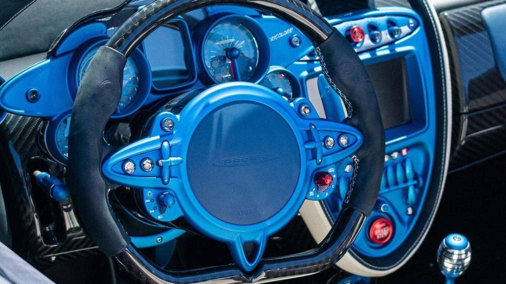 Nội thất Huayra Tricolore cũng được lấy cảm hứng từ chiếc máy bay trình diễn Aermacchi MB-339A PAN kết hợp giữa hợp kim nhôm và sợi carbon