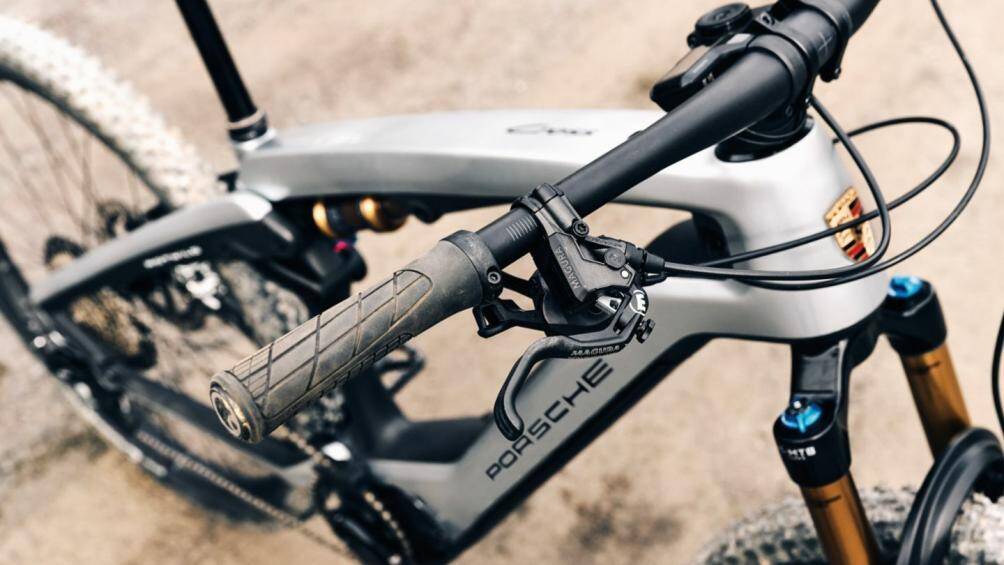 Cross Performance và Cross Performance EXC sử dụng cùng nền tảng khung sườn carbon có độ lệch lò xo 100 mm