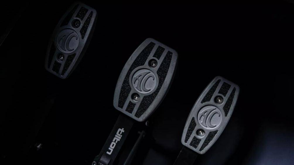 Mẫu xe thể thao mui trần được trang bị bộ bàn đạp côn, ga và thắng của thương hiệu Tilton, chân phanh không trợ lực giúp mang đến cảm giác lái chân thực nhất