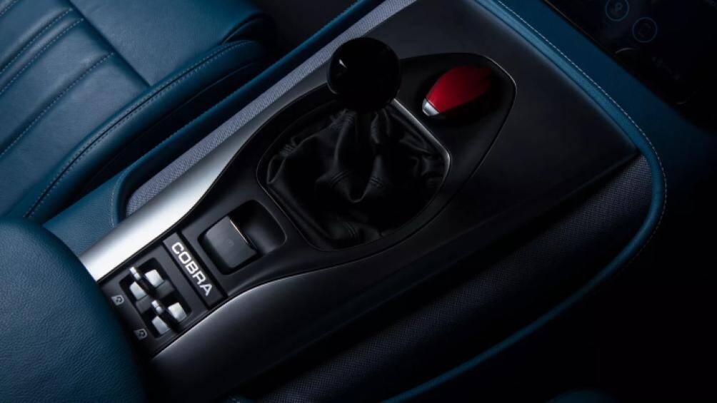 AC Cobra GT Roadster được trang bị 2 phiên bản động cơ Ford Coyote V8 dung tích 5.0L hút khí tự nhiên hoặc động cơ Ford Coyote V8 dung tích 5.0L siêu nạp