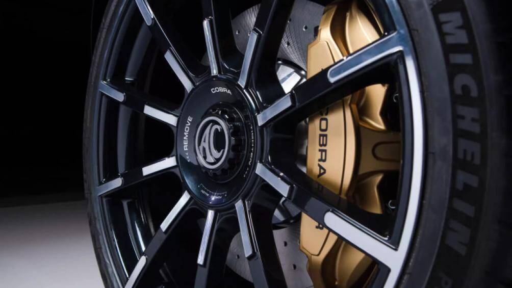 Vận tốc tối đa của 2 phiên bản động cơ siêu nạp và hút khí tự nhiên lần lượt là 278 km/h và 250 km/h