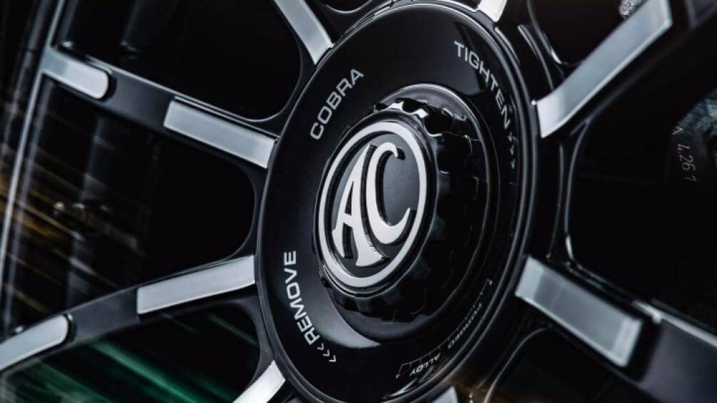 Xe được trang bị bộ mâm thửa riêng 21 inch với tổng khối lượng 61,4 kg, đi kèm lốp tiêu chuẩn Michelin Pilot Sport 4